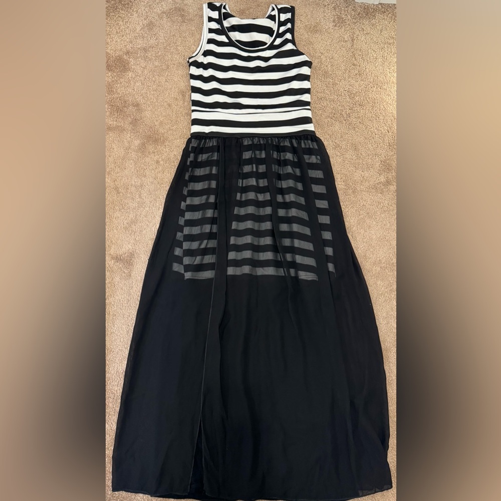 Elegant Black and White Striped Women's Sleeveless Dress